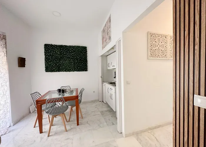 Central Cozy Budget 2Br Apt With Ac, 1 Bath, Private Parking Opt