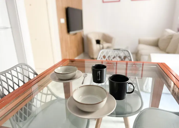 Central Cozy Budget 2Br Apt With Ac, 1 Bath, Private Parking Opt