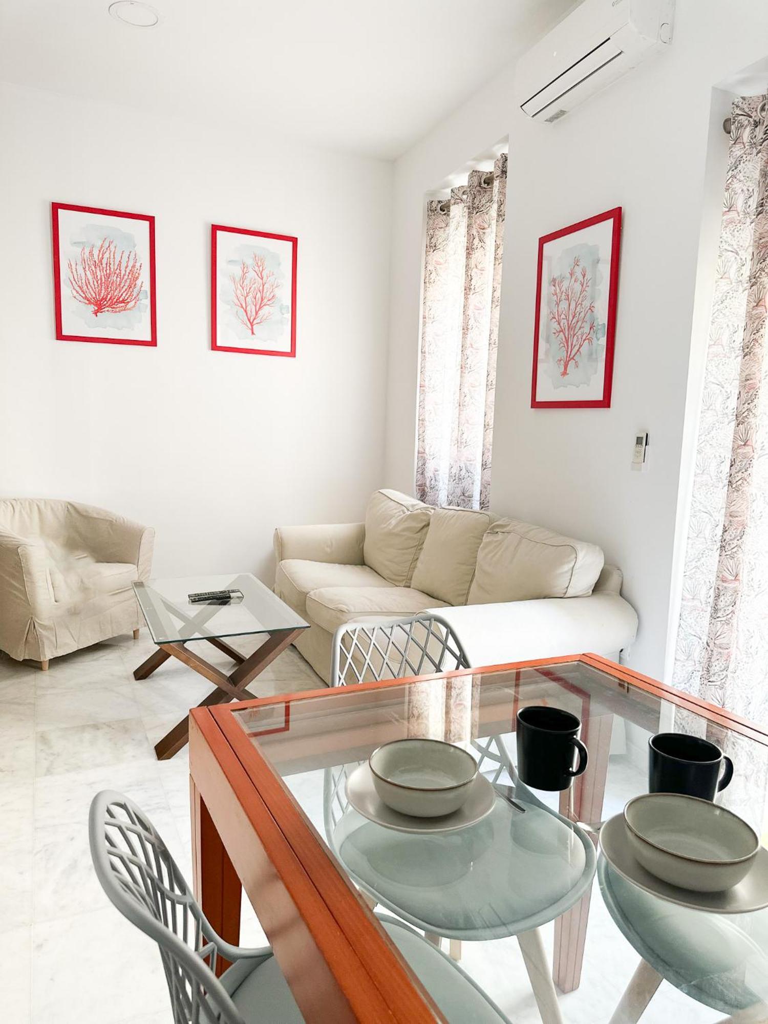 Cozy Budget 2br With Ac, 1 Bath, Private Parking Opt Appartement *