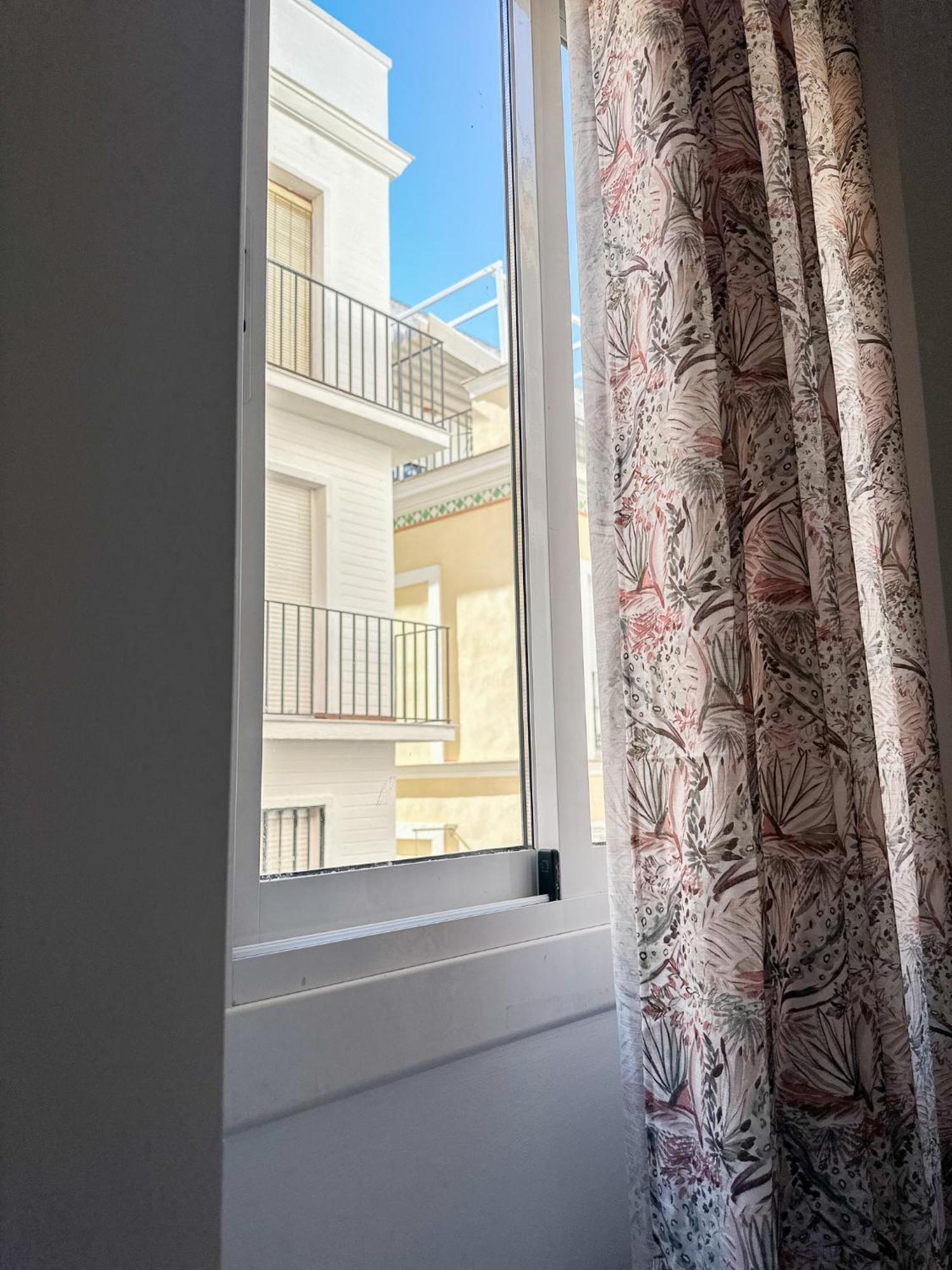 Cozy Budget 2br With Ac, 1 Bath, Private Parking Opt Appartement