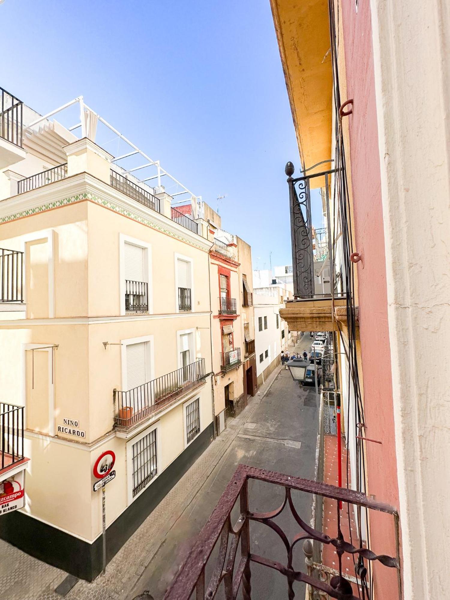 Cozy Budget 2br With Ac, 1 Bath, Private Parking Opt Appartement